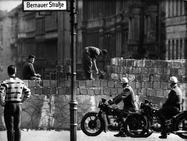 Arbeiter erhhen die Sektorensperre an der Bernauer Strae in Berlin 1961.  | Foto: Bildarchiv