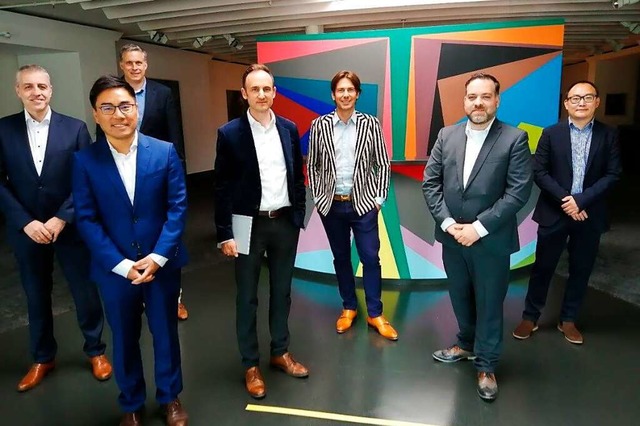 Dominik Fehringer (Vierter von links) ...Delegationen von Huawei und Net Plans.  | Foto: Winfried Kninger