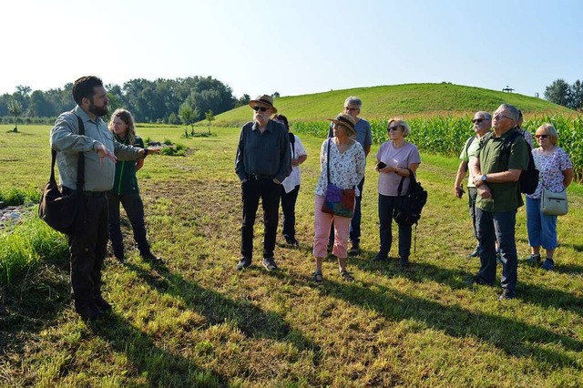 Alexander Schindler (von links) und Co... und der kologiestation Taubergieen.  | Foto: Lena Marie Jrger