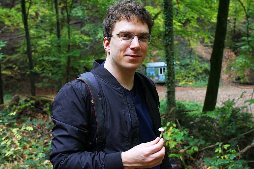 Klein, aber oho: Dennis Regul mit einem tdlichen Risspilz in der Hand.  | Foto: David Pister
