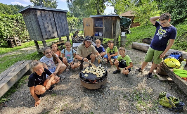 Lagerfeuerkche war am Mittwoch bei de...ter anderem leckere Trapperburger gab.  | Foto: Jugendpflege Kenzingen