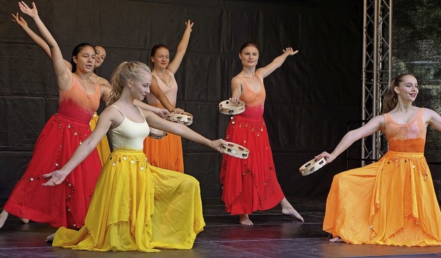 Junge Tnzerinnen der Ballettschule &#...ke mit neuen Choreografien bezaubern.   | Foto: Roswitha Frey