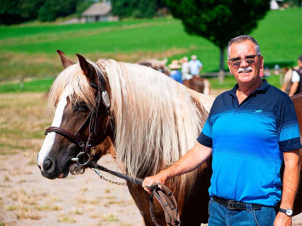 Helmut Faller aus St Mrgen, der Vorsitzende der Pferdezuchtgenossenschaft - mit der Mutter von Goldfohlen Darius. 