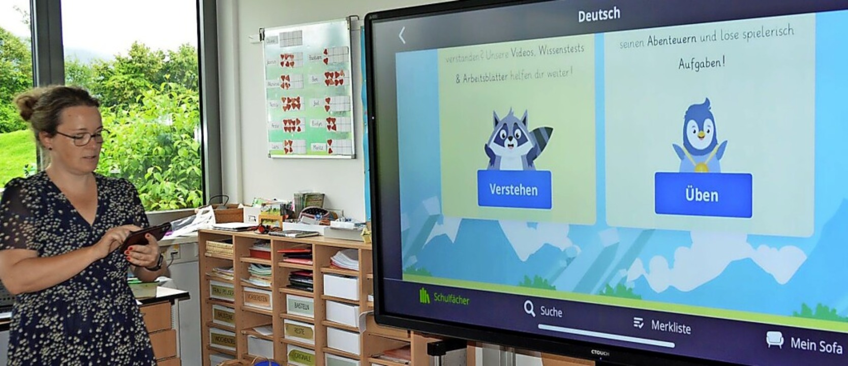 Mit ihrem iPad kann Lehrerin Karen Sch...ooth auf dem C-Touch  sichtbar machen.  | Foto: Gerhard Lück
