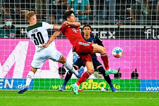 Robert Lewandowski (rotes Trikot) trif... Direktabnahme zum 1:1 fr die Bayern.  | Foto: INA FASSBENDER (AFP)