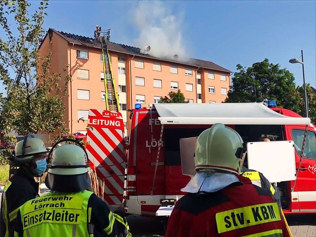 Die Lrracher Feuerwehr ist im Imbachweg im Einsatz.  | Foto: Jonas Hirt