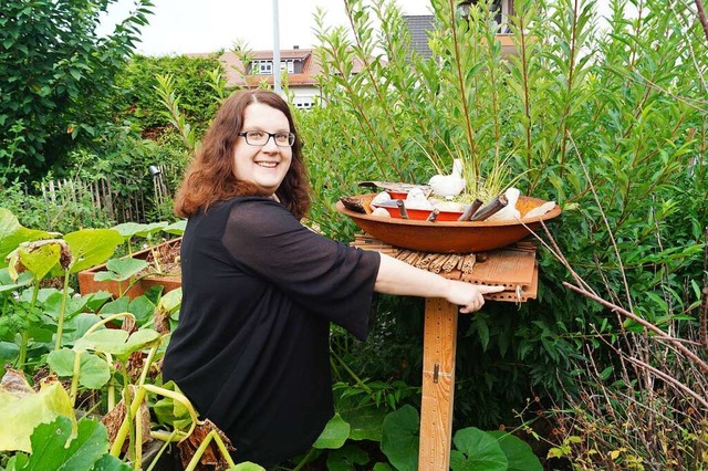 Nora Dyck-Troltsch in ihrem Naturgarte...r selbstgebauten Nisthilfe fr Bienen.  | Foto: Christine Storck-Haupt