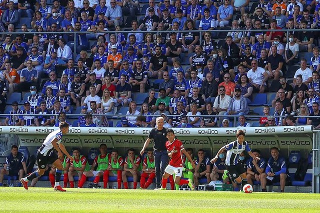 Die 13 750 Zuschauer in Bielefeld schi... Stadion und dem schnen Sommerwetter.  | Foto: Friso Gentsch (dpa)