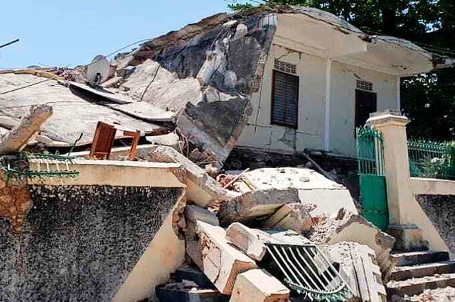 Die Residenz des katholischen Bischofs...ti ist nach einem Erdbeben beschdigt.  | Foto: Delot Jean (dpa)