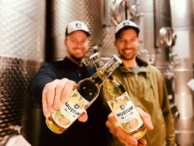 Norman (links) und Markus Weishaar mit...Zehn in der Kategorie Sparkling Cider.  | Foto: Corinne Weishaar