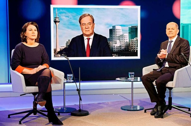 Ihnen begegnet viel Skepsis: Annalena ...d Olaf Scholz (v. links) im Mai im TV.  | Foto: Oliver Ziebe