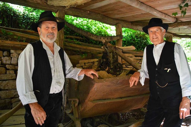 Erich Bernauer und Heinrich Eckerle in traditioneller Steinmetz-Kleidung  | Foto: Sebastian Heilemann