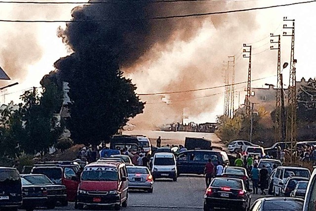 Schwarzer Rauch steigt im Dorf Tleil auf, wo ein Tankwagen explodiert ist.  | Foto: Str (dpa)