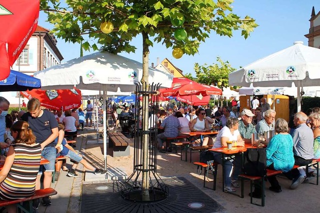 Sich treffen, essen, trinken  wie auf ...; der Versuch kam in Ringsheim gut an.  | Foto: Adelbert Mutz