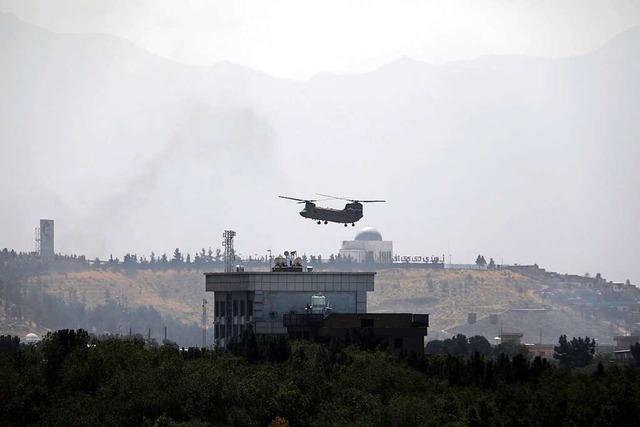 Ein Hubschrauber der USA von Typ Chino...onntag ber der US-Botschaft in Kabul.  | Foto: Rahmat Gul (dpa)