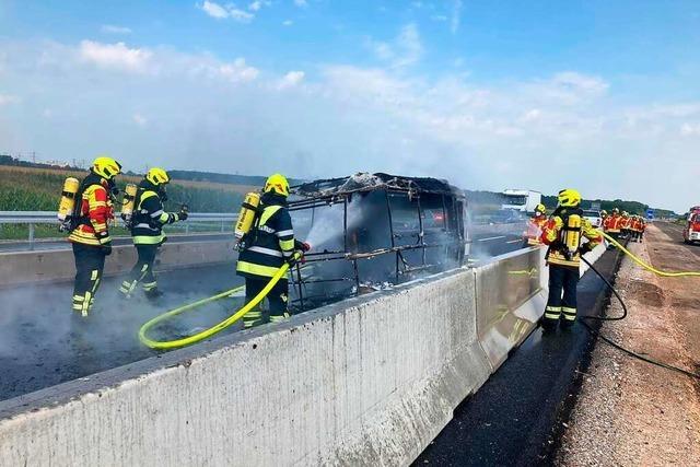 Brennender Wohnwagen sorgt fr Stau auf Autobahn