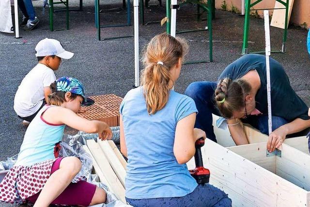 Schopfheimer Kinder zimmern bei der Ferienaktion Insektenhotels