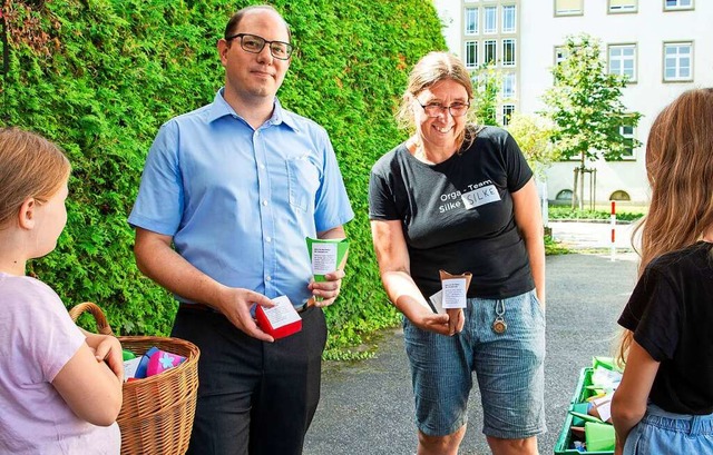 Patrik Bender nahm im Namen den Stadtb...ke Dantona die Samenbomben in Empfang.  | Foto: Paul Eischet