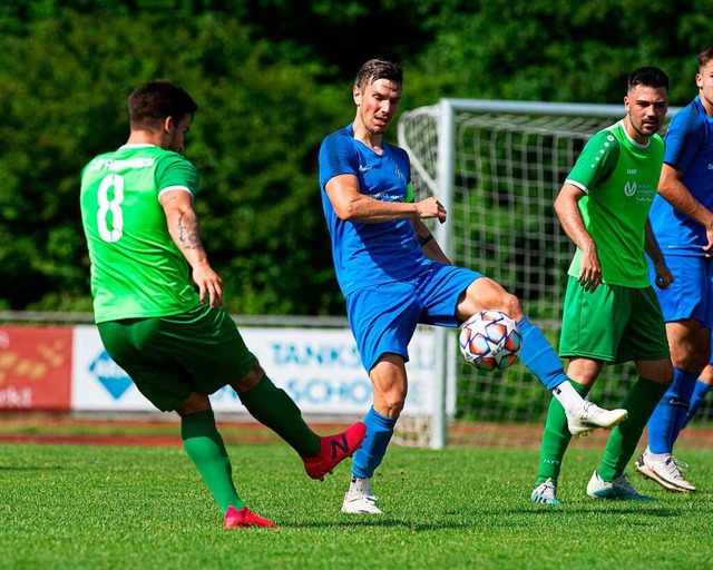 Grn (Furtwangen) gegen Blau (Neustadt) war ein drger Landesliga-Kick.   | Foto: Wolfgang Scheu