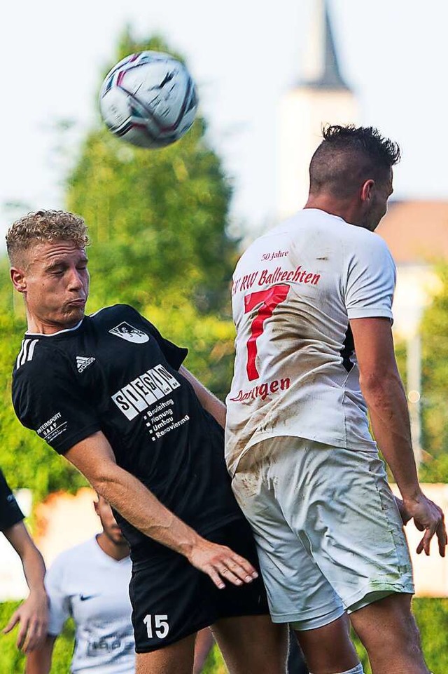 Traf fr den VfR zum 2:2-Endstand: Mike Muser (links, gegen Mirco Philipp)  | Foto: Norbert Kreienkamp