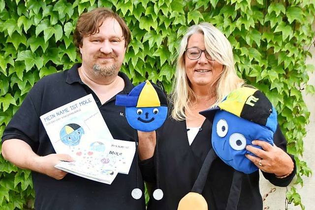Manfred Schaper und Claudia Taubmann mit Mole-Heften und Mole-Stoffpuppen  | Foto: Horatio Gollin