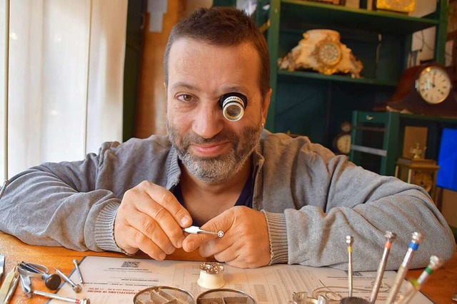 Millimeterarbeit: Claudio Staudter repariert eine Armbanduhr.  | Foto: Stefan Ammann