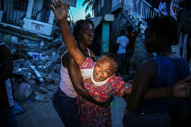 Oxiliene Morency   weint verzweifelt, ...s in Les Cayes, Haiti, geborgen wurde.  | Foto: Joseph Odelyn (dpa)