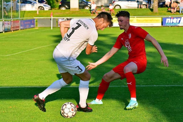 Umkmpftes Pokalspiel: Der Denzlinger ...han Ehret duellieren sich um den Ball.  | Foto: Daniel Thoma