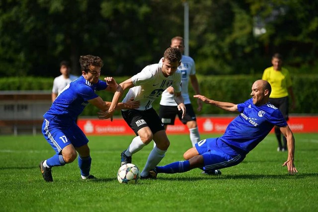 Robuster in den Zweikmpfen: Die Ruste...em sie Simon Lehmann vom Ball trennen.  | Foto: Wolfgang Knstle