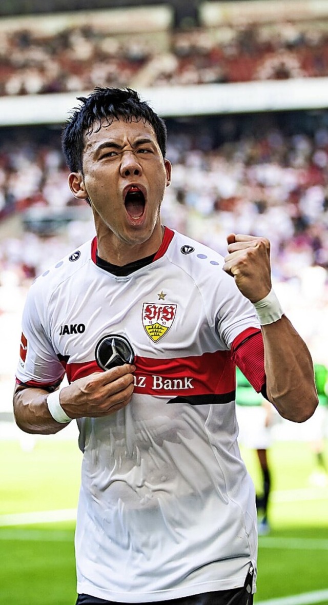 VfB-Kapitn  Wataru Endo nach seinem Treffer zum  1:0.  | Foto: Tom Weller (dpa)
