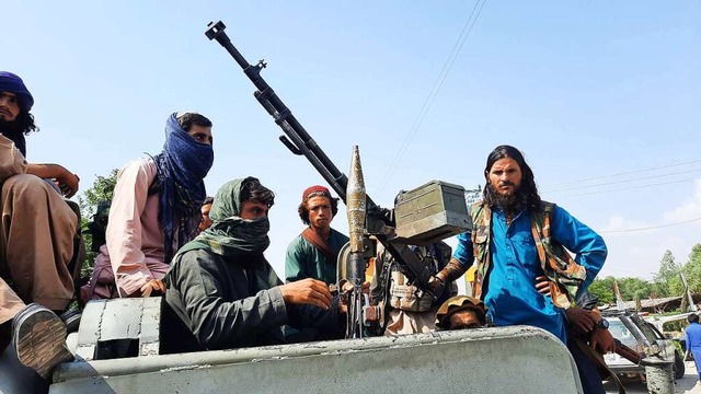 Schwer bewaffnete Taliban-Kmpfer.  | Foto: Str (dpa)