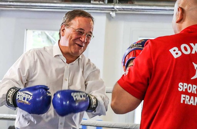 Nach seinem Lach-Fauxpas bemht sich A... wie hier beim  Besuch eines Boxcamps.  | Foto: Armando Babani (dpa)