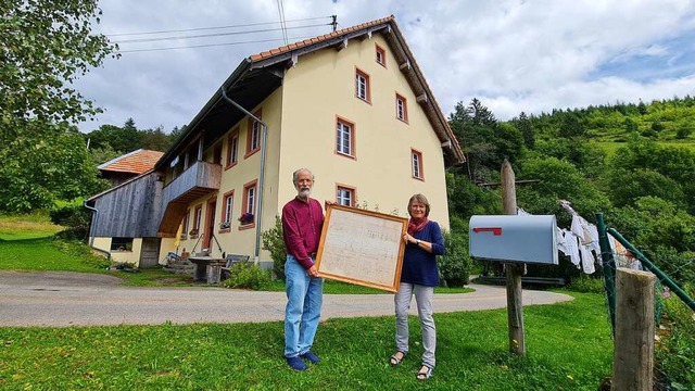 Almut und Paul Hailperin mit der origi...nung von 1884 vor ihrem Hof in Htten.  | Foto: Gerald Nill