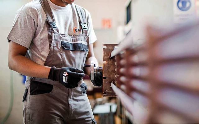 Asylbewerber die einen festen Job habe...en eine Aufenthaltserlaubnis bekommen.  | Foto: Christoph Schmidt (dpa)