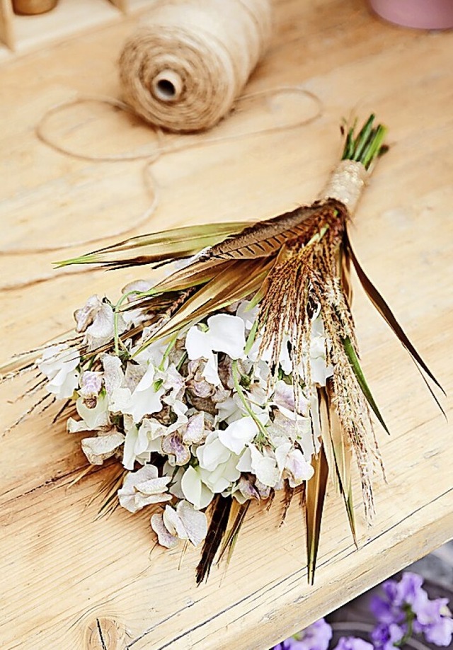 Den Brautstrau kann man aufpeppen mit Federn oder Trockenblumen.   | Foto: Braut & Brutigam Magazin