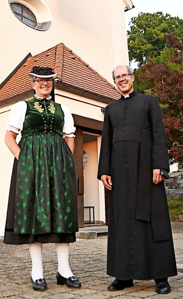 Kultur und Brauchtum &#8211;  Pfarrer ...nach dem Gottesdienst zum Patrozinium.  | Foto: Wolfgang Scheu