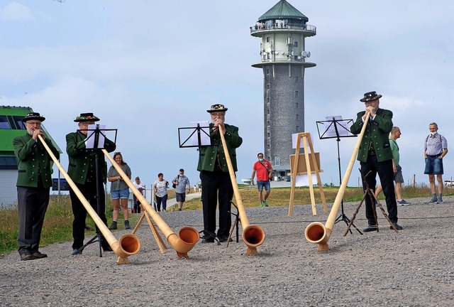 Die Schneckentler Alphornblser aus P...r spielten beim Bismarck-Denkmal auf.   | Foto: Wolfgang Scheu