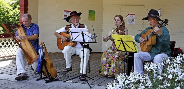 Die Folkloregruppe Federhut unterhielt die Gste im Kurpark vortrefflich.  | Foto: Andreas Bhm