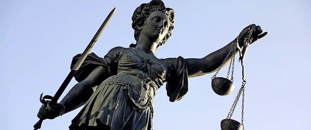 Die Justitia ist die Gttin der Gerechtigkeit und steht fr das Justizwesen.  | Foto: Frank Rumpenhorst (dpa)