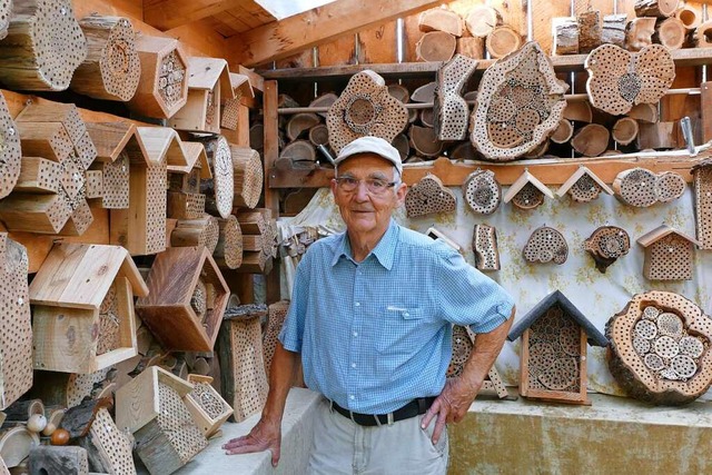 Rainer Sacker vor den von ihm gebauten... den Verkauf bereit stehen und hngen.  | Foto: Susanne Ehmann