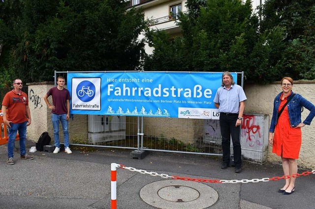 Bauleiter Ferdinand Mayer (von links),...arent zum Baubeginn der Fahrradstrae.  | Foto: Thomas Loisl Mink