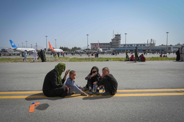 Ein afghanische Familie hofft am Flugh...uf eine mglich Ausreise aus dem Land.  | Foto: WAKIL KOHSAR (AFP)