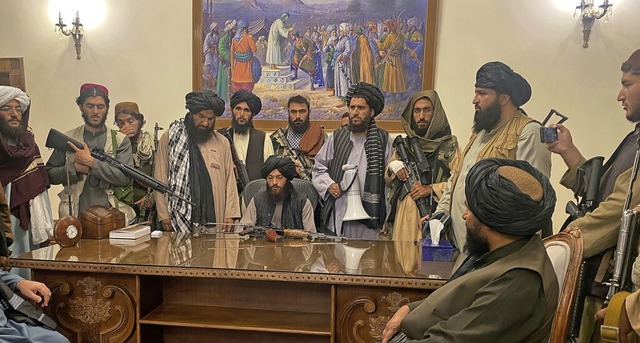 Im Zentrum der Macht: Talibankmpfer p...le Politiker im Westen stellen lassen.  | Foto: Zabi Karimi (dpa)