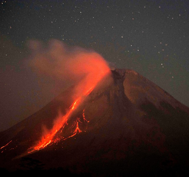 Der Vulkan Merapi spuckt Feuer.  | Foto: AGUNG SUPRIYANTO (AFP)
