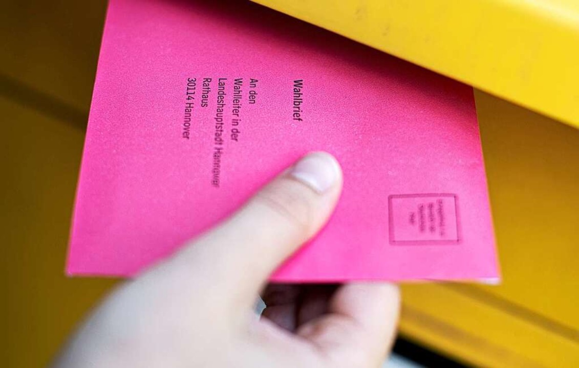 Die leuchtend rote Farbe macht den Wahlbrief unverkennbar.  | Foto: Hauke-Christian Dittrich (dpa)