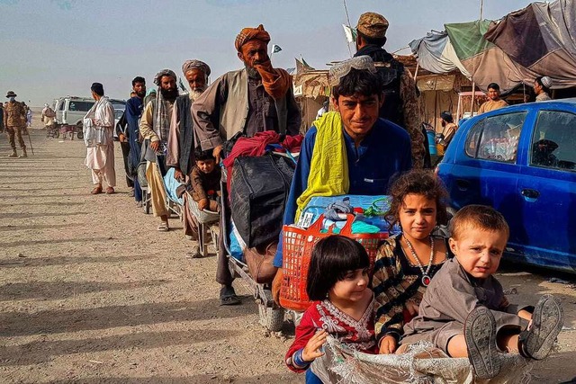 Verzweifelte Menschen auf der Flucht: ...punkt Chaman an der Grenze zu Pakistan  | Foto: - (AFP)