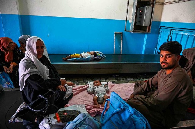 Eine afghanische Familie ist zum Flughafen in Kabul geflchtet.  | Foto: WAKIL KOHSAR (AFP)