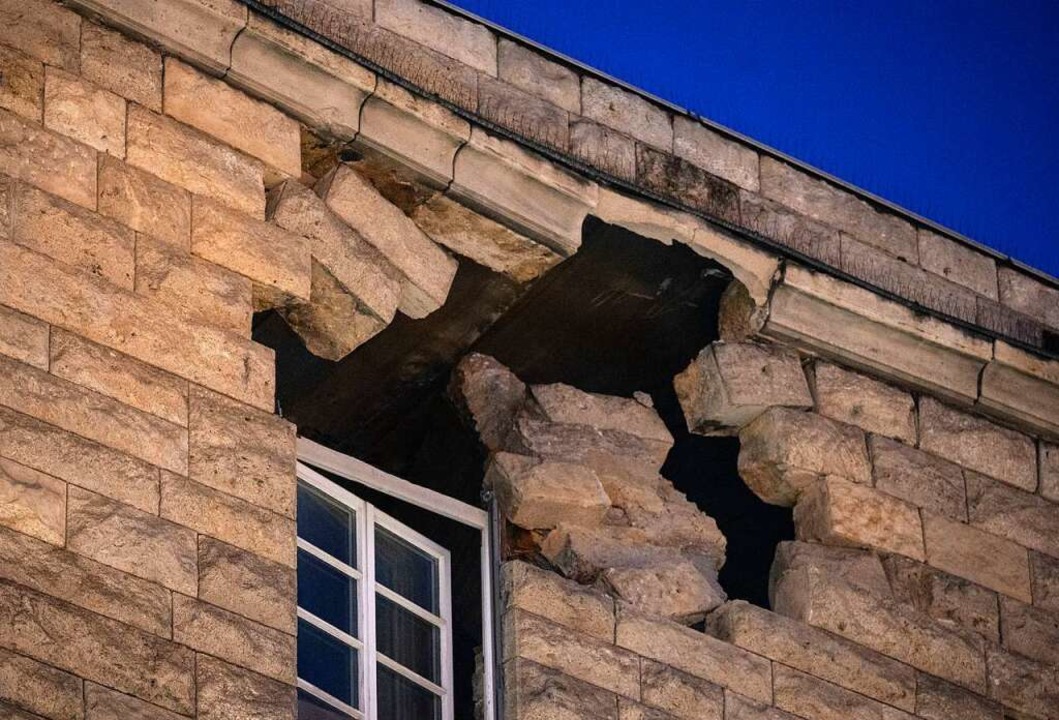 Fassadenteile aus historischem Stuttgarter Hauptbahnhof gebrochen  | Foto: Marijan Murat (dpa)