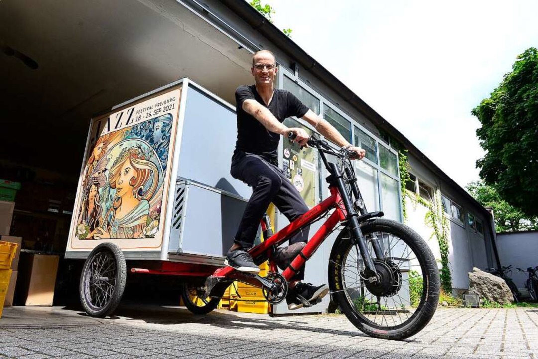 Christoph Hammann-Kloss mit dem neuen Medikamente-Transportrad  | Foto: Ingo Schneider