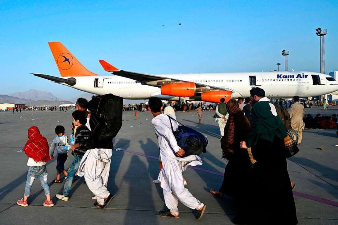 Auf der Flucht: Menschen versuchen, b...hafen in Kabul aus dem Land zu kommen.  | Foto: WAKIL KOHSAR (AFP)